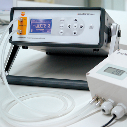 Differential pressure measurements on clean room filters with the pressure calibrator Pneumator