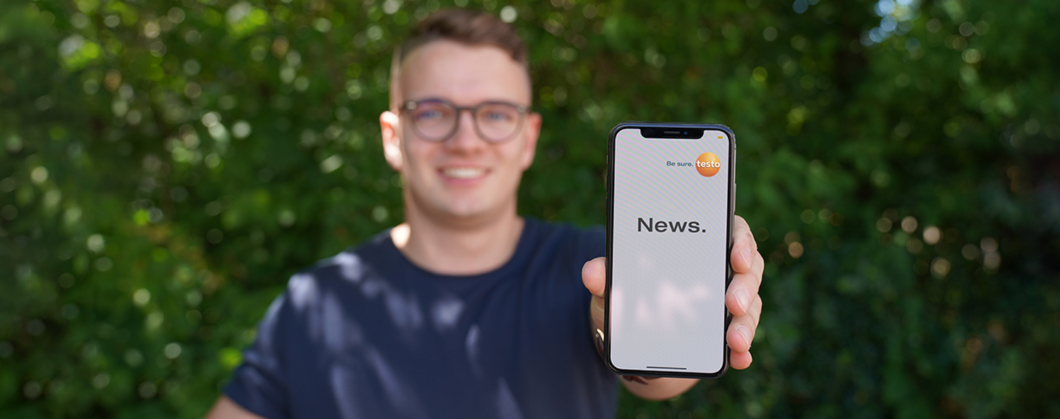 A Testo employee shows the news section on his smartphone.