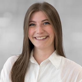 Portrait von Consulting Services Ansprechpartnerin Romina Helmle