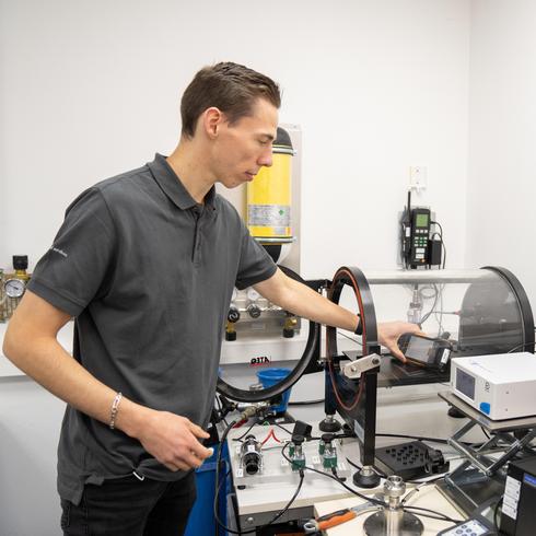 Laboratory calibration of a pressure gauge Calibration of the differential pressure of a Testo 400