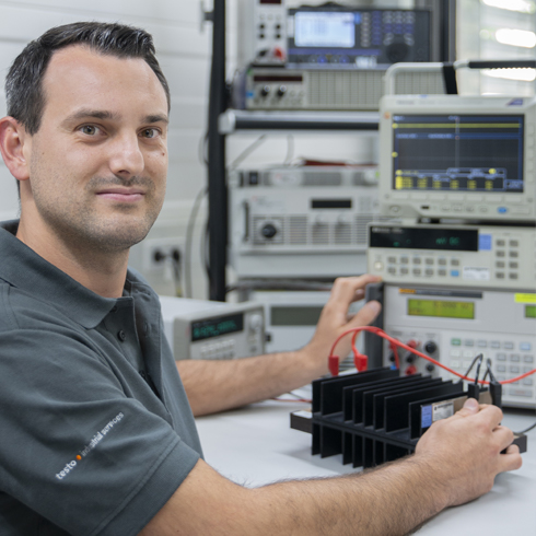 Calibration of low frequency measuring instruments