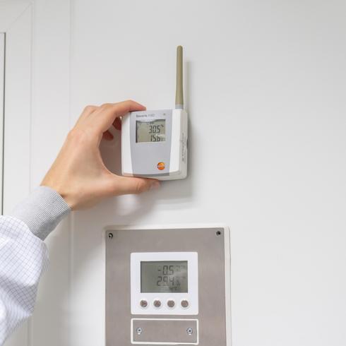 Calibration of Testo Monitoring systems Saveris H3D Saveris H3D for monitoring the indoor climate