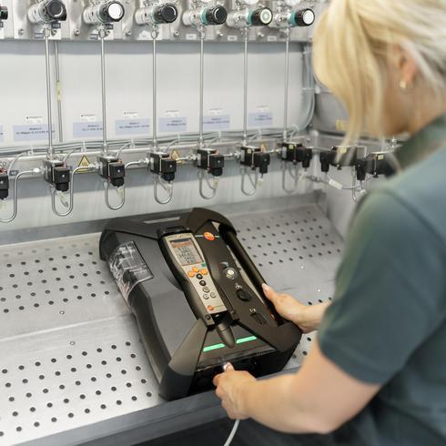 Laboratory calibration of an exhaust gas analyzer Calibration of a Testo flue gas analyzer in the laboratory