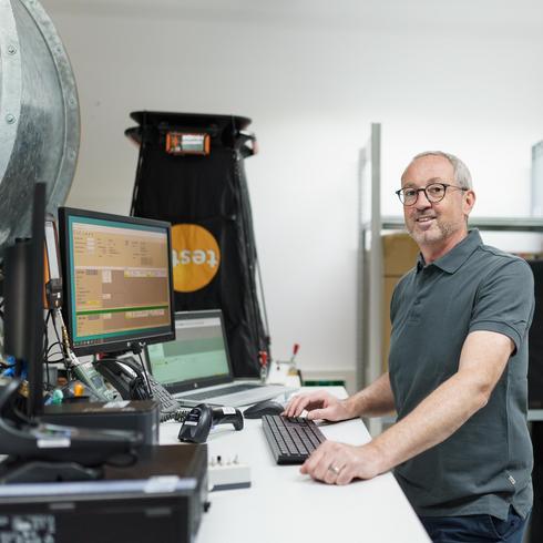 Calibration of volume flow measurement hoods A man calibrates a volume flow measurement hood in the flow laboratory