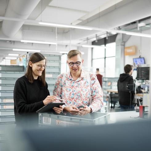 Testo is on a growth course and promotes specialists and executives. An employee and a female employee of Testo work together at their desks and look into the camera together.