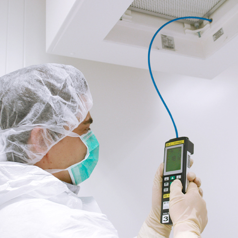 Performing a differential pressure measurement on a HEPA filter in a clean room   Tip: Image t