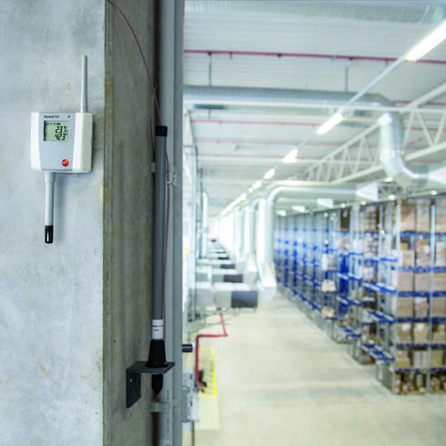 Monitoring sensor at a critical point in a storage area with high-bay warehouses