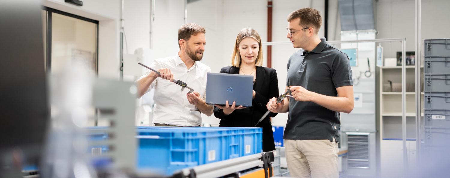 MSA Measurement System Analysis 3 employees are consulting each other on the topic of MSA.