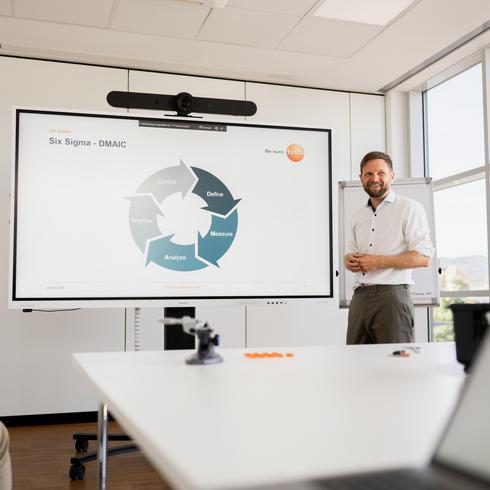 A man presents the Six Sigma cycle