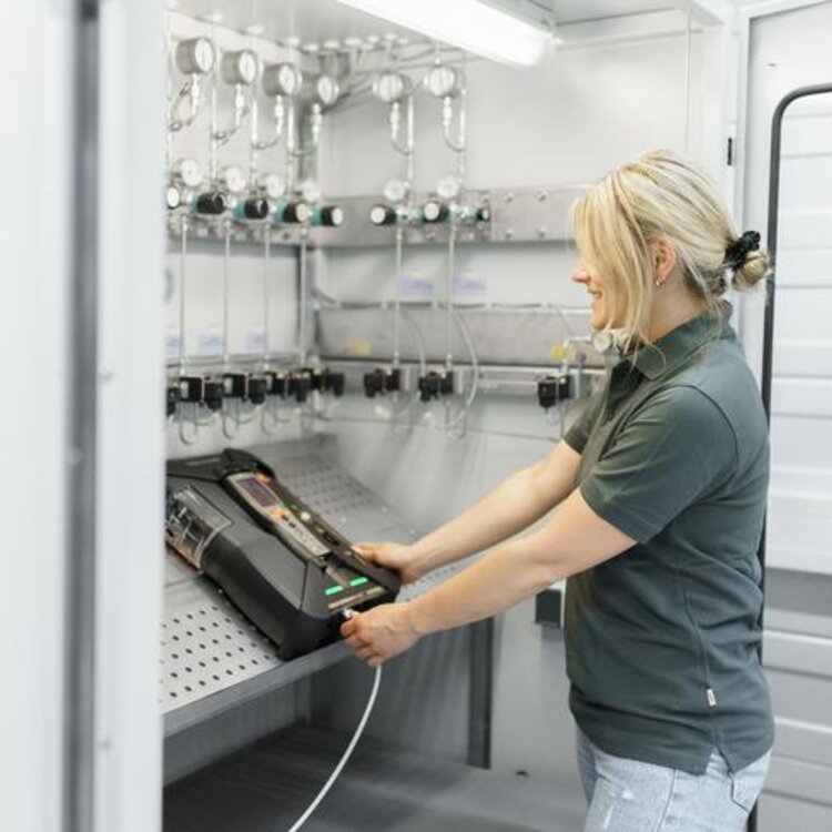 Calibration of a Testo flue gas analyzer by a female employee