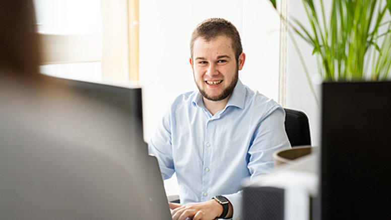 We are solution-oriented! Testo employee sitting at computer.